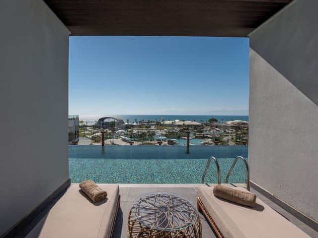 Deluxe swim up sea view