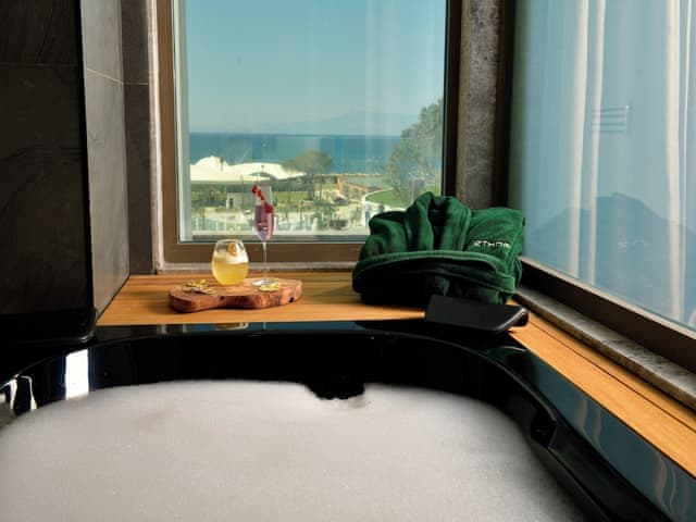 Superior Whirlpool Room Sea View