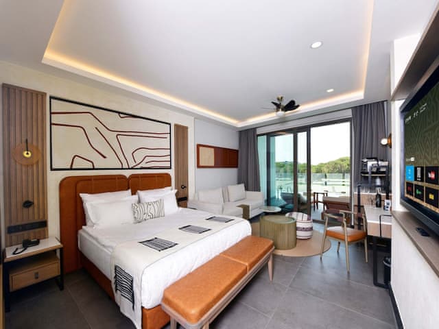 Deluxe swim up forest view