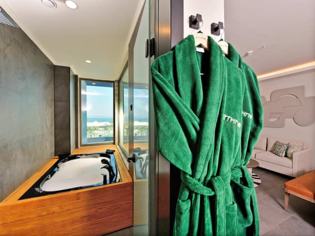 Superior Whirlpool Room Swim Up Sea View
