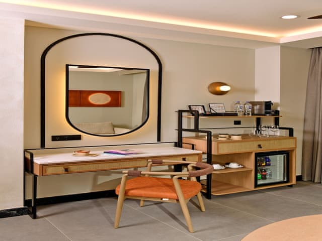 Deluxe swim up sea view