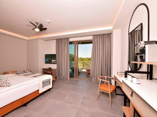 Corner Swimup Suite Forest View