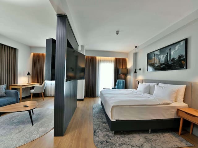 Suite, Partial Sea View