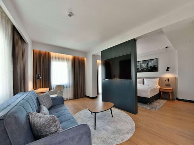 Suite, Partial Sea View