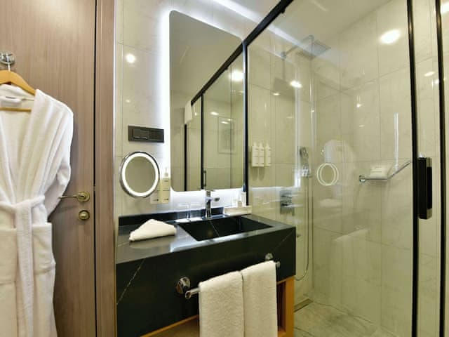 Suite, Partial Sea View