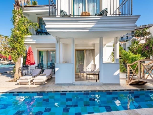 Lake House Family Room Swim Up