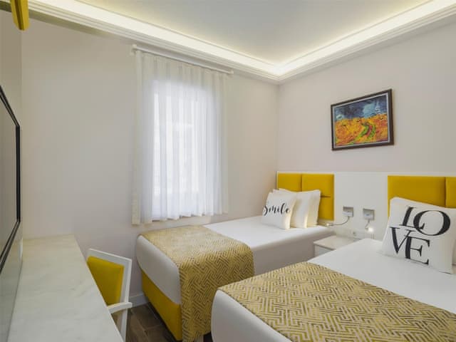 Lake House Family Room Swim Up