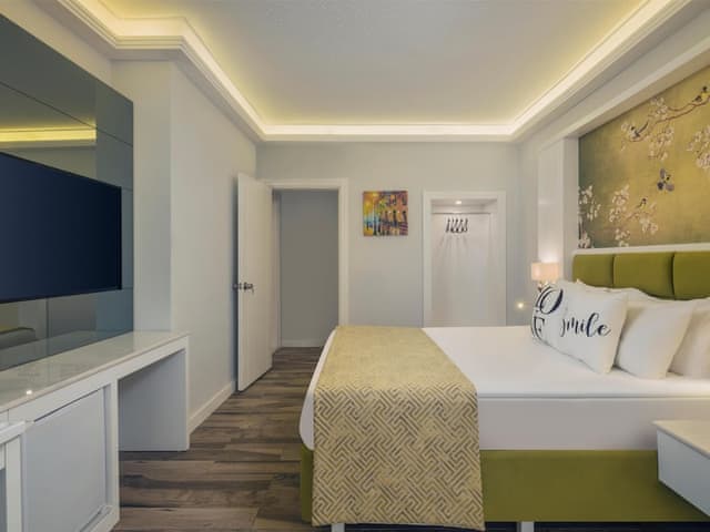 Lake House Family Room Swim Up