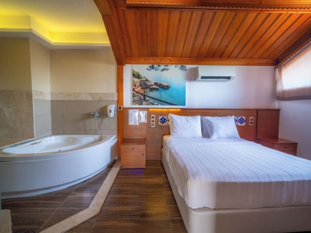 Suite, Jetted Tub, River View