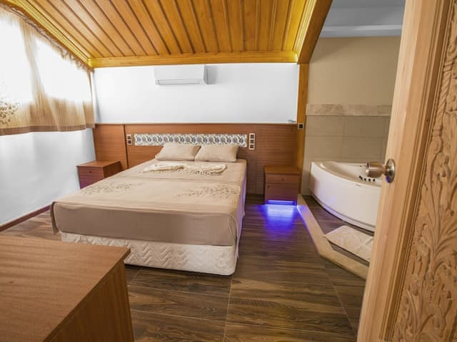 Suite, Jetted Tub, River View