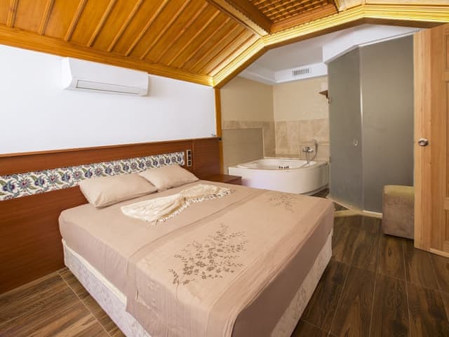 Suite, Jetted Tub, River View