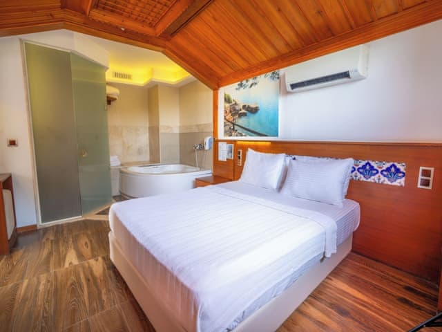 Suite, Jetted Tub, River View