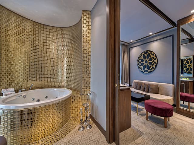 Honeymoon Suite, 1 King Bed, Non Smoking, City View