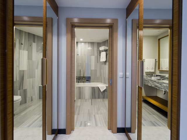 Suite, City View, Corner