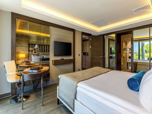 Superior Room, Pool View