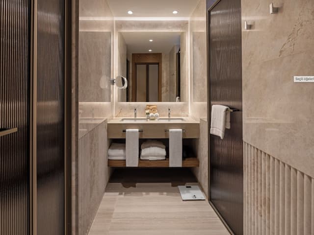 Deluxe Pool Access Via Stairs