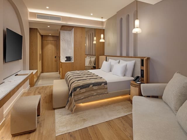 Deluxe Pool Access Via Stairs