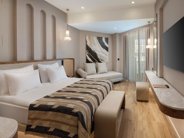 Deluxe Pool Access Via Stairs