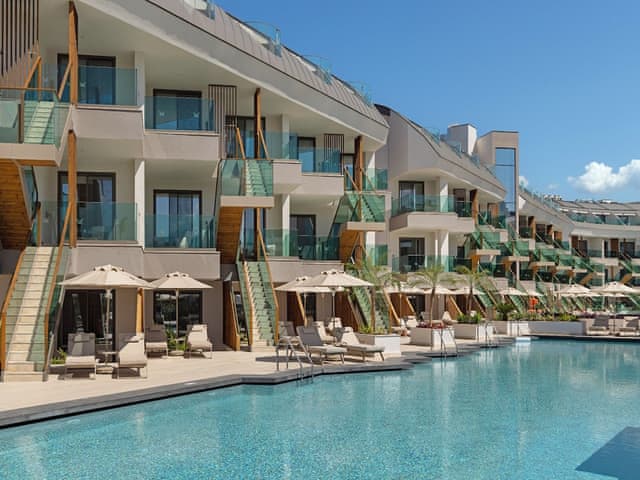 Deluxe Pool Access Via Stairs