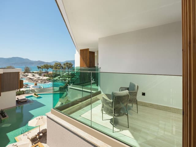 Deluxe Pool Access Via Stairs