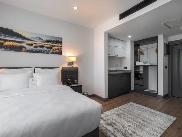 Suite, 1 King Bed, Accessible, Kitchen (Walk-in Shower)