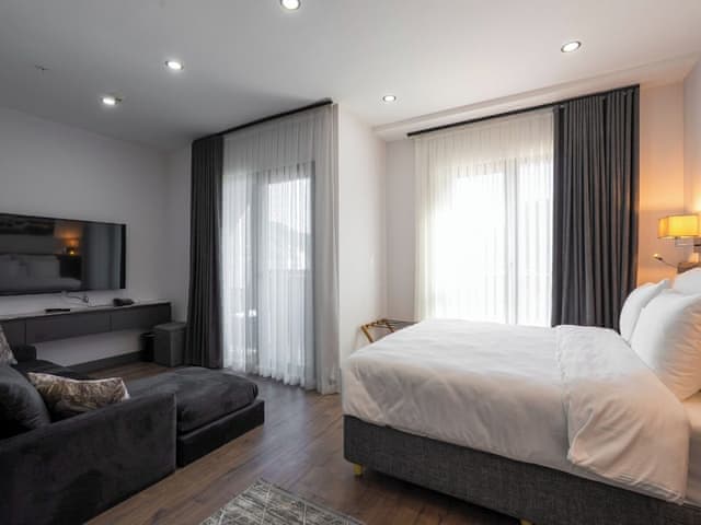 Suite, 1 King Bed, Accessible, Kitchen (Walk-in Shower)