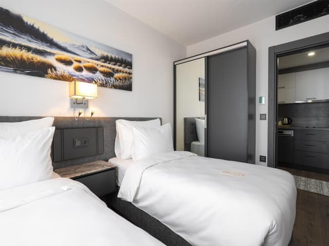 Suite, 2 Twin Beds, Kitchen, Valley View