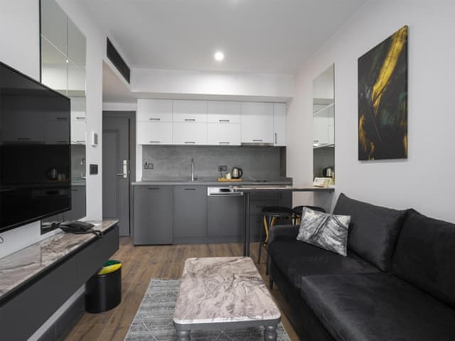 Suite, 1 King Bed, Kitchen, Garden View