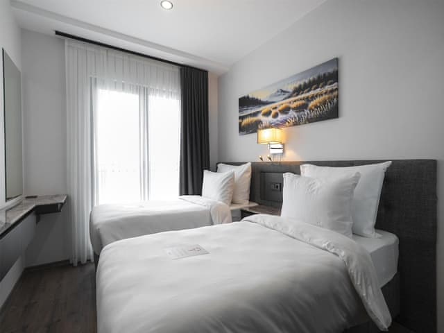 Suite, 2 Twin Beds, Kitchen, Valley View