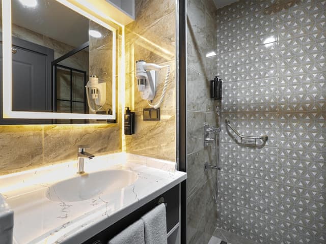 Suite, 1 King Bed, Kitchen, Garden View