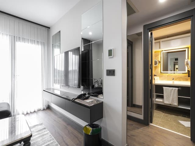 Suite, 1 King Bed, Kitchen, Garden View