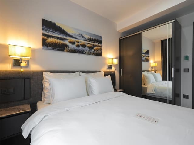 Suite, 1 King Bed, Kitchen, Garden View