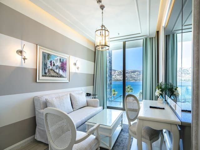 Exclusive Suite, Sea View (with Living Room)