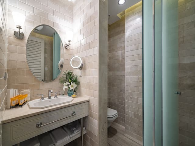 Deluxe Room, Multiple Beds (King or Twin Bed)