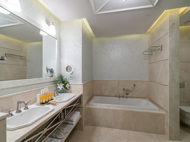 Deluxe Room, Multiple Beds, Sea View (King or Twin Bed)