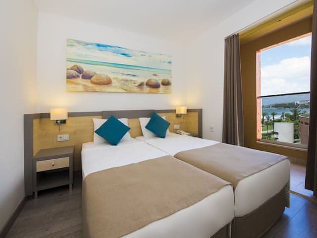 Aile Odası (Kısmi Deniz manzaralı)