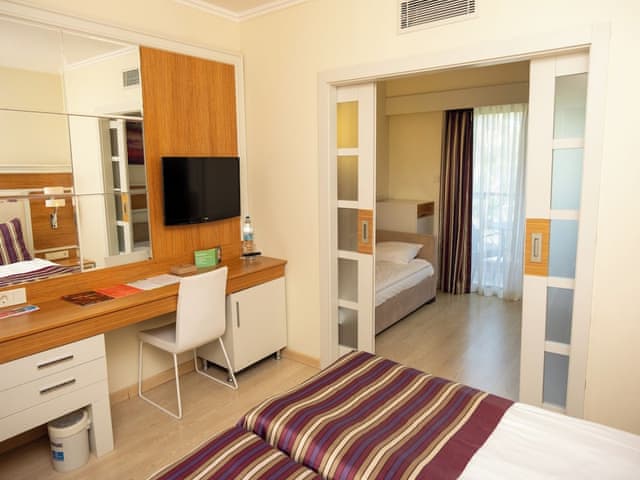 Family Room (Classic, Partial Sea View)