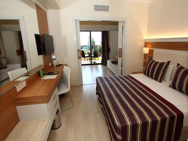 Family Room (Classic, Partial Sea View)