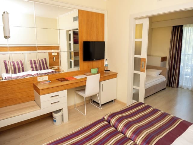 Family Room (Classic, Partial Sea View)