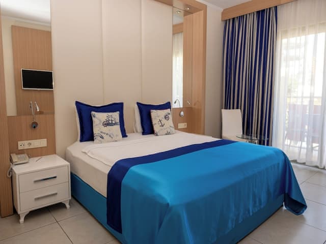 Family Room, Balcony (Classic,FZB)