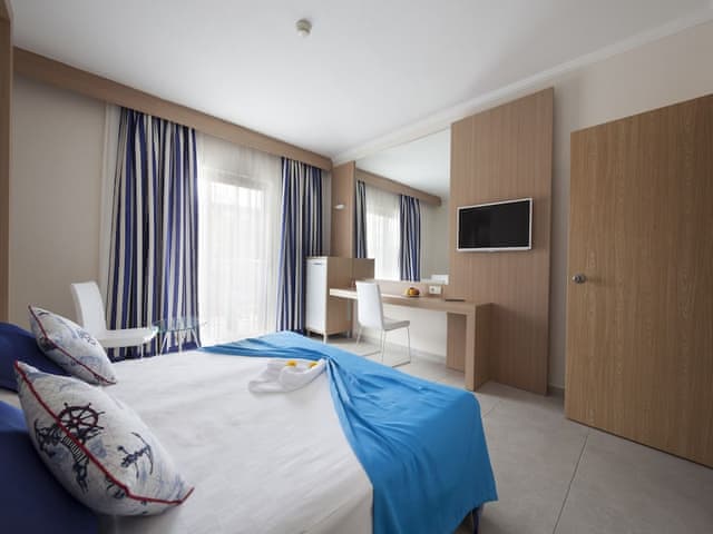 Family Room, Balcony (Classic,FZB)