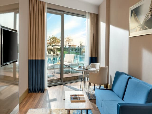 Junior Suite, 1 King Bed, Pool Access