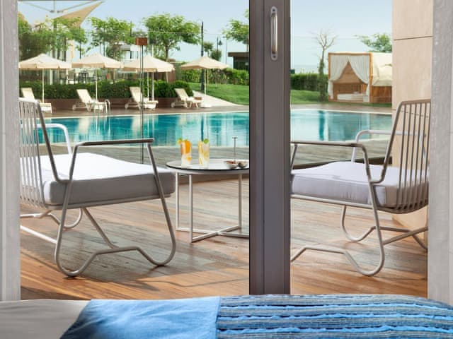 Junior Suite, 1 King Bed, Pool Access