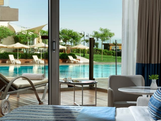 Junior Suite, 1 King Bed, Pool Access