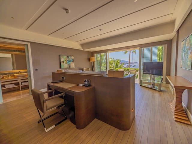 Deluxe Suite, 1 King Bed, Beachfront