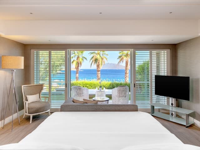 Deluxe Suite, 1 King Bed, Beachfront
