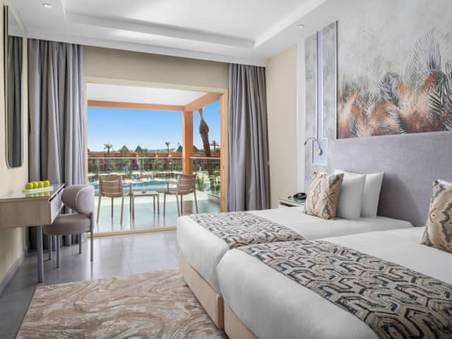 Aile Odası - Havuz Manzaralı