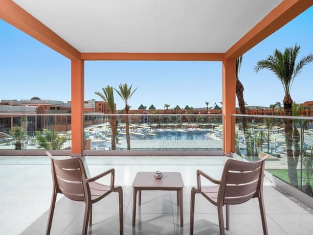 Aile Odası - Havuz Manzaralı