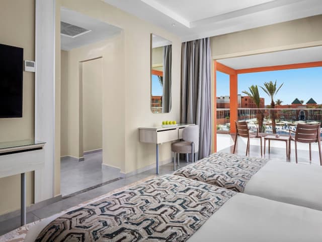 Aile Odası - Havuz Manzaralı