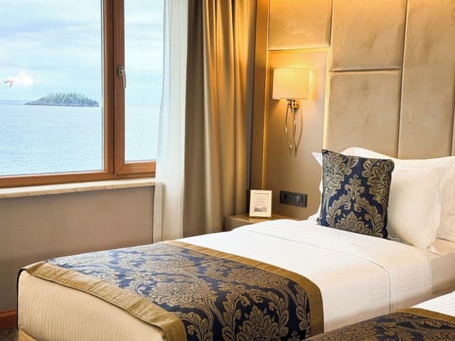 Room, 2 Twin Beds, Sea View